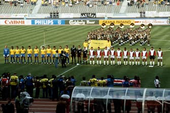 ©lapresse
archivio storico
sport
calcio
Torino 16-06-1990
Brasile - Costa Rica
nella foto: i giocatori del Costa Rica e del Brasile in posa per la foto di rito prima della partita 