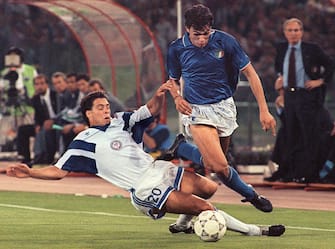 Italian defender Paolo Maldini (R) is tackled by US midfielder Paul Caliguri during their 90 soccer World Cup match 14 June 1990 in Rome. AFP PHOTO BOB PEARSON (Photo credit should read BOB PEARSON/AFP via Getty Images)