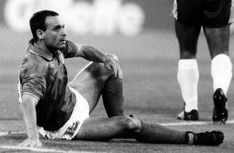 anni '90
Salvatore Schillaci, detto Totò (Palermo, 1º dicembre 1964), è un ex calciatore italiano, di ruolo attaccante.
nella foto: Schillaci Salvatore in Italia - Uruguai 2-0