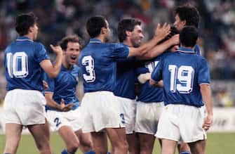 La nazionale italiana allenata da Azeglio Vicini festeggia il gol del vantaggio di Roberto Baggio nella finale per il terzo posto vinta per 2-1 contro l'Inghilterra ai Mondiali di Italia '90, stadio San Nicola, Bari, 7 luglio 1990. ANSA