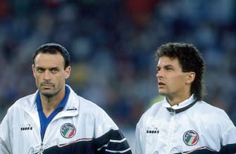 1990 Salvatore Schillaci and Roberto Baggio of Italy look on during the FIFA WORLD CUP, Italy.  (Photo by Alessandro Sabattini/Getty Images)