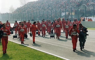 Archivio Girella / Lapresse
29 ottobre 2000
Scarperia - Autodromo internazionale del Mugello
Pubblico in delirio per la celebrazione dei due Mondiali della Ferrrari,Schumacher e Barrichello passarella spettacolo.
Nella foto : fasi dei festeggiamneti