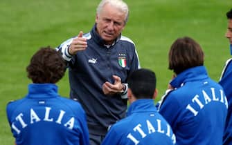 Italy's coach Giovanni Trapattoni talks to his players during a team's training session in Nyon near Geneva, Switzerland, Tuesday, 29 March 2003. Italy will play a friendly match against Switzerland in Geneva on Wednesday.     ANSA / LAURENT GILLIERON 
