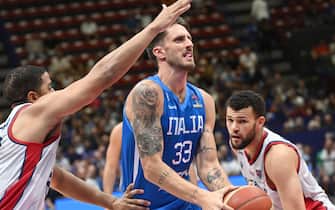 Italy s Achille Polonara (C) goes for a basket against Great Britain s Myles Hesson (L) and teammate Luke Nelson during their FIBA EuroBasket 2022 group C stage match at the Assago Forum, in Assago, near Milan, Italy 8 September 2022. ANSA/DANIEL DAL ZENNARO