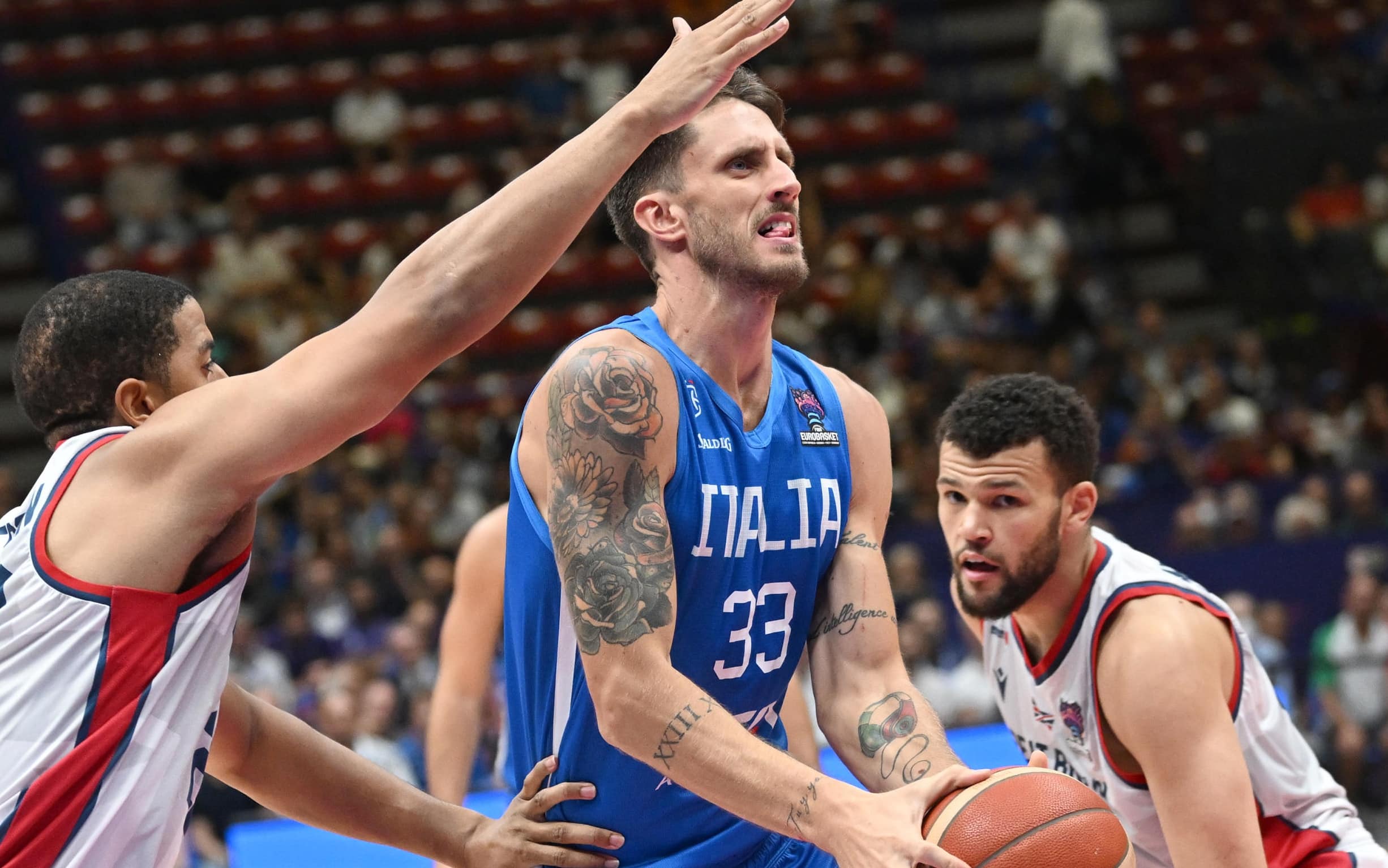 Italy s Achille Polonara (C) goes for a basket against Great Britain s Myles Hesson (L) and teammate Luke Nelson during their FIBA EuroBasket 2022 group C stage match at the Assago Forum, in Assago, near Milan, Italy 8 September 2022. ANSA/DANIEL DAL ZENNARO