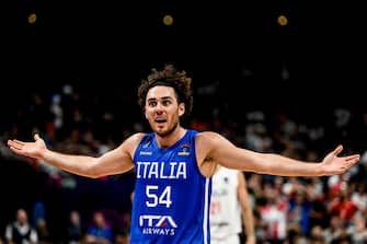 epa10178116 Alessandro Pajola of Italy reacts during the FIBA EuroBasket 2022 round of 16 match between Serbia and Italy at EuroBasket Arena in Berlin, Germany, 11 September 2022.  EPA/FILIP SINGER