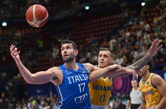 Italy s Giampaolo Ricci (L) goes for a basket against Ukraine s Vyacheslav Bobrov during their FIBA EuroBasket 2022 group C stage match at the Assago Forum, in Assago, near Milan, Italy 5 September 2022. ANSA/DANIEL DAL ZENNARO