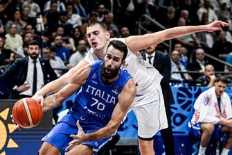 GERMANY BASKETBALL EUROBASKET 2022 epa10178118 Luigi Datome (L) of Italy in action against Nikola Jokic (R) of Serbia during the FIBA EuroBasket 2022 round of 16 match between Serbia and Italy at EuroBasket Arena in Berlin, Germany, 11 September 2022. EPA/FILIP SINGER