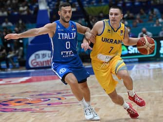Ukraine s Denys Lukashov (R) goes for a basket against Italy s Marco Spissu during their FIBA EuroBasket 2022 group C stage match at the Assago Forum, in Assago, near Milan, Italy 5 September 2022. ANSA/DANIEL DAL ZENNARO