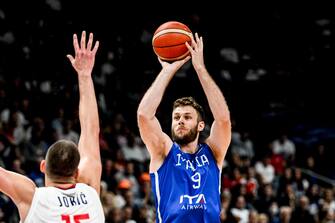 epa10178123 Nicolo Melli (R) of Italy in action against Nikola Jokic (L) of Serbia during the FIBA EuroBasket 2022 round of 16 match between Serbia and Italy at EuroBasket Arena in Berlin, Germany, 11 September 2022.  EPA/FILIP SINGER