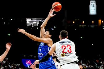 epa10178111 Simone Fontecchio (L) of Italy in action against Marko Guduric (R) of Serbia during the FIBA EuroBasket 2022 round of 16 match between Serbia and Italy at EuroBasket Arena in Berlin, Germany, 11 September 2022.  EPA/FILIP SINGER