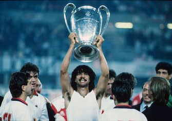 VIENNA, AUSTRIA - APRIL 23: Ruud Gullit of AC Milan lifts the trophy after winnigns the European Cup Final during the match between AC Milan and Benfica at Stadio Prater on April 23, 1990 in Vienna, Austria.  (Photo by Alessandro Sabattini/Getty Images)