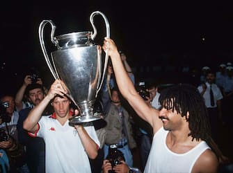 VIENNA, AUSTRIA - APRIL 23:  Marco Van Basten and Ruud Gullit of AC Milan lift the trophy after winnigns the European Cup Final during the match between AC Milan and Benfica at Stadio Prater on April 23, 1990 in Vienna, Austria.  (Photo by Alessandro Sabattini/Getty Images)