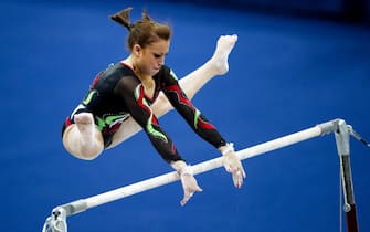 epa02395230 Italian gymnast Vanessa Ferrari performs on the High Bar during the women's qualification at the Artistic Gymnastics World Championships in Rotterdam, Netherlands, 16 October 2010.  EPA/ROBIN UTRECHT