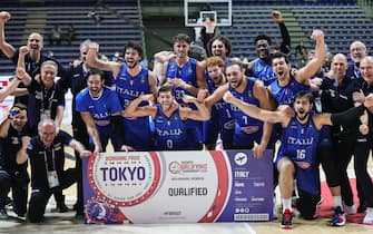 1233805944 BELGRADE, SERBIA - JULY 04: Players of Italy celebrate after winning the FIBA Basketball Olympic Qualifying Tournament Final match between Serbia and Italy at Aleksandar Nikolic Hall on July 04, 2021 in Belgrade, Serbia. (Photo by Srdjan Stevanovic/Getty Images)