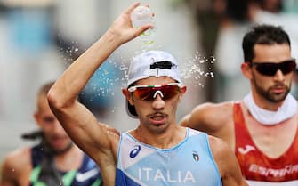 SAPPORO, JAPAN - AUGUST 05: Massimo Stano of Team Italy cools himself off with a water bottle during the Men's 20km Race Walk on day thirteen of the Tokyo 2020 Olympic Games at Sapporo Odori Park on August 05, 2021 in Sapporo, Japan. (Photo by Clive Brunskill/Getty Images)