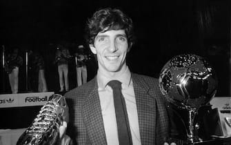 �LaPresse
Archivio Storico
Parigi anno 1982
sport 
calcio
Paolo Rossi
nella foto: l'italiano Paolo Rossi con il pallone d'oro e la scarpetta d'ora.
B 3193
