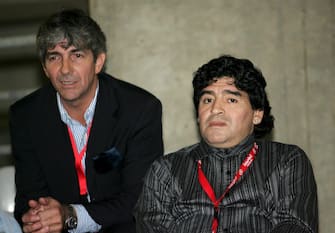CALCIO: CHAMPIONS; MARADONA COMMENTATORE PER SKY. Former Argentinian soccer star Diego Maradona (R) and former Italian striker Paolo Rossi (L) watch a training session of AC Milan at Ataturk Olympic Stadium in Istanbul, Tuesday 24 May 2005. AC Milan will play FC Liverpool during the Champions League football final on Wednesday 25 May.  ANSA - DANIEL DAL ZENNARO - KRZ