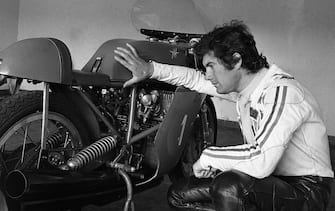 Il campione di motociclismo Giacomo Agostini posa accanto alla sua moto in una foto senza data. ANSA