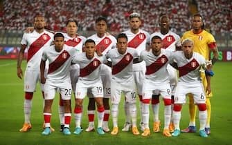 Peru's football team poses for a picture before their South American qualification football match against Paraguay for the FIFA World Cup Qatar 2022 at the National Stadium in Lima on March 29, 2022. - Peru will play the intercontinental playoff match in June against Australia or the United Arab Emirates. (Photo by Raul SIFUENTES / Federacion Peruana de Futbol / AFP) (Photo by RAUL SIFUENTES/Federacion Peruana de Futbol/AFP via Getty Images)