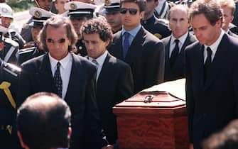Formula One pilots Emerson Fittipaldi (L) an Christian Fittipaldi (3rd-L) of Brazil, Alain Prost of France (2nd-L), Gerhard Berger of Austria (R) and Jackie Stewart of Scotland (2nd-R) carry the casket of their colleague Ayrton Senna, on May 05, 1994, during his funeral in Sao Paulo, Brazil. Senna died from injuries suffered after a high-speed crash in the San Marino Grand Prix on May 01. (Photo by JULIO PEREIRA / AFP) (Photo by JULIO PEREIRA/AFP via Getty Images)