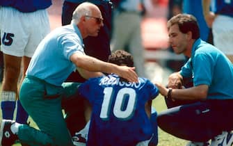 PASADENA, USA - JULY 17:  Roberto Baggio with Arrigo Sacchi during Italia - Brasil, on Usa world cup on July 17, 1994 in Pasadena, USA. (Photo by Juventus FC - Archive/Juventus FC via Getty Images)