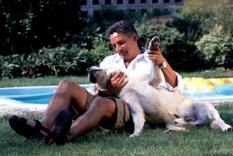 VICENZA, ITALY - JULY: Italian football player Roberto Baggio plays with his dog at his villa on July, 2001 in Vicenza, Italy. (Photo by Franco Origlia/Getty Images)