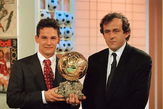 Italian soccer player Roberto Baggio receiving the European "Ballon d'Or" for the year 1993 from former French player Michel Platini.   (Photo by Dimitri Iundt/Corbis/VCG via Getty Images)