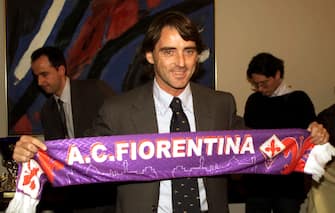07/03/2001 Firenze: Roberto Mancini con la sciarpa della Fiorentina, sua nuova squadra come allenatore. Ansa Marco Bucco.