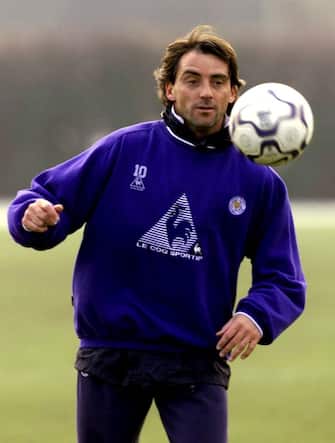 UK OUT/NO MAGS/NO SALES/NO ARCHIVES/NO INTERNET
LEI01 - 20010118 - LEICESTER, UNITED KINGDOM : Leicester City's new signing Italian Roberto Mancini joins in with training after joining the club from Lazio Rome, where he was player-coach and assistant to new English national Goran Eriksson, Thursday, 18 January 2001. *
EPA PHOTO PRESS ASSOCIATION/NICK POTTS