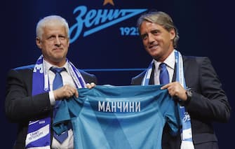 epa06026722 President of FC Zenit Sergei Fursenko (L) and Italian soccer coach Roberto Mancini hold a jersey with his name during a presentation as the new head coach of FC Zenit St. Petersburg in St. Petersburg, Russia, 13 June 2017.  EPA/ANATOLY MALTSEV