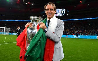 LONDON, ENGLAND - JULY 11: Roberto Mancini, Head Coach of Italy celebrates with The Henri Delaunay Trophy following his team's victory in the UEFA Euro 2020 Championship Final between Italy and England at Wembley Stadium on July 11, 2021 in London, England. (Photo by Claudio Villa/Getty Images)