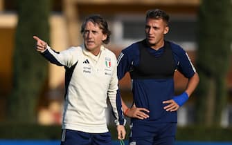 FLORENCE, ITALY - MARCH 21:  Head coach of Italy Roberto Mancini speaks with Mateo Retegui during an Italy training session at Centro Tecnico Federale di Coverciano on March 21, 2023 in Florence, Italy. (Photo by Claudio Villa/Getty Images)