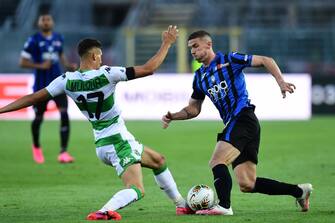 Atalanta's German defender Robin Gosens (R) challenges Sassuolo's Turkish defender Mert Muldur during the Italian Serie A football match Atalanta vs Sassuolo, played on June 21, 2020 at the Atleti Azzurri d'Italia stadium, behind closed doors as the country gradually eases its lockdown aimed at curbing the spread of the COVID-19 infection, caused by the novel coronavirus. (Photo by Miguel MEDINA / AFP) (Photo by MIGUEL MEDINA/AFP via Getty Images)