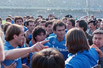 NAPLES, ITALY - MAY 10: Diego Maradona and Napoli players celebrate the season champions after the Serie A match between Napoli and Fiorentina at the Stadio Pao Paulo on May 10, 1987 in Naples, Italy. (Photo by Etsuo Hara/Getty Images)