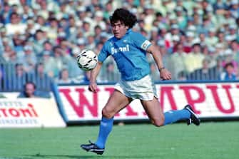 NAPLES, ITALY - MAY 10: Diego Maradona of Napoli in action during the Serie A match between Napoli and Fiorentina at the Stadio San Paolo on May 10, 1987 in Naples, Italy. (Photo by Etsuo Hara/Getty Images)