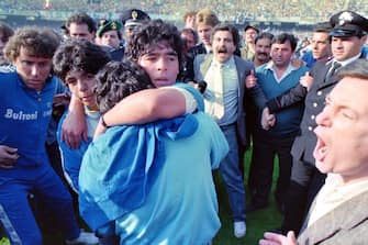 NAPLES, ITALY - MAY 10: Diego Maradona of Napoli celebrates the season champion after the Serie A match between Napoli and Fiorentina at the Stadio San Paolo on May 10, 1987 in Naples, Italy. (Photo by Etsuo Hara/Getty Images)