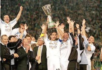 8 Sep 2000:  Lazio celebrate victory after the Italian Super Cup match against Inter Milan played at the Stadio Olimpico, in Rome, Italy. Lazio won the match 4-3. \ Mandatory Credit: Claudio Villa /Allsport