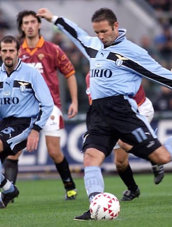 ROME, ITALY:  Lazio Roma's defender Croatian Sinisa Mihajlovic scores a goal on a penalty kick 21 November 1999 during the derby AS Roma-Lazio Roma at the Olympic Stadium. AS Roma beat Lazio 4-1.  Lazio Roma will play against Olympic Marseille in the Champions' league 24 November 1999. (ELECTRONIC IMAGE) (Photo credit should read GABRIEL BOUYS/AFP via Getty Images)
