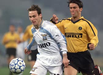 Lazio Rome's midfielder Czech Pavel Nedved (L) fights for the ball with Inter Milan's defender Christian Panucci during the Italian championship match Lazio Rome vs Inter Milan, 11 March 2000, at the Olympic stadium in Rome. (ELECTRONIC IMAGE) (Photo by Gabriel BOUYS / AFP) (Photo by GABRIEL BOUYS/AFP via Getty Images)