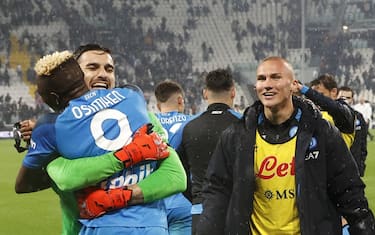 TURIN, ITALY - APRIL 23: Victor Osimhen (R), of Napoli, celebrates with his teammates at the end of the Italian Serie A football match between Juventus and Napoli at the Allianz Stadium in Turin, Italy, on April 23, 2023. Napoli defeated Juventus 1-0. (Photo by Riccardo De Luca/Anadolu Agency via Getty Images)