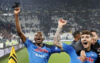 TURIN, ITALY - APRIL 23: Victor Osimhen (L) and Giovanni Di Lorenzo (R), of Napoli, celebrate at the end of the Italian Serie A football match between Juventus and Napoli at the Allianz Stadium in Turin, Italy, on April 23, 2023. Napoli defeated Juventus 1-0. (Photo by Riccardo De Luca/Anadolu Agency via Getty Images)