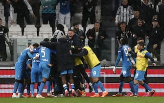 TURIN, ITALY - APRIL 23: Napoli players celebrate after Giacomo Raspadori (not pictured) scored the winning goal during the Italian Serie A football match between Juventus and Napoli at the Allianz Stadium in Turin, Italy, on April 23, 2023. Napoli defeated Juventus 1-0. (Photo by Riccardo De Luca/Anadolu Agency via Getty Images)