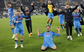 TURIN, ITALY - APRIL 23: Napoli players celebrate at the end of the Italian Serie A football match between Juventus and Napoli at the Allianz Stadium in Turin, Italy, on April 23, 2023. Napoli defeated Juventus 1-0. (Photo by Riccardo De Luca/Anadolu Agency via Getty Images)
