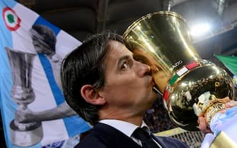 Lazio's Italian coach Simone Inzaghi kisses the Tim Cup trophy during the trophy ceremony after winning the Coppa Italia (Italian Cup) final match between Lazio and Atalanta, on May 15, 2019 at the Olympic Stadium in Rome. (Photo by Vincenzo PINTO / AFP)        (Photo credit should read VINCENZO PINTO/AFP via Getty Images)