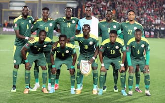 epa09850120 Senegal players pose for a team photo before the FIFA Qatar 2022 World Cup Africa qualifiers match between Egypt and Senegal at the International Cairo stadium in Cairo, Egypt, 25 March 2022.  EPA/KHALED ELFIQI
