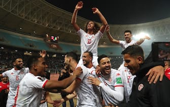 epa09859423 Players of Tunisia celebrate after winning the FIFA World Cup 2022 Africa Qualifiers playoff, second leg soccer match between Tunisia and Mali at the Olympic stadium in Rades, Tunis, Tunisia, 29 March 2022.  EPA/MOHAMED MESSARA