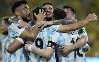epa09859633 Argentina players celebrate a goal during the soccer match between Ecuador and Argentina for the South American qualifiers for the FIFA World Cup Qatar 2022, in Guayaquil, Ecuador, 29 March 2022.  EPA/Dolores Ochoa / POOL