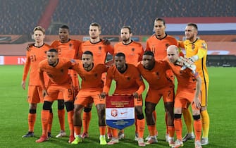 Netherland's player pose prior the FIFA World Cup Qatar 2022 qualifying round Group G football match between Netherlands and Norway at the Feijenoord stadium in Rotterdam on November 16, 2021. (Photo by JOHN THYS / AFP) (Photo by JOHN THYS/AFP via Getty Images)