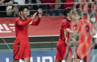 (220927) -- SEOUL, Sept. 27, 2022 (Xinhua) -- Son Heungmin (L) of South Korea celebrates scoring with teammates during a friendly match between South Korea and Cameroon at Seoul World Cup Stadium in Seoul, South Korea, Sept. 27, 2022. (Photo by James Lee/Xinhua) - James Lee -//CHINENOUVELLE_XxjpbeE007203_20220927_PEPFN0A001/2209271744/Credit:CHINE NOUVELLE/SIPA/2209271758